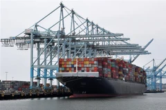 Hàng hóa được xếp dỡ tại cảng ở Long Beach, California, Mỹ, ngày 14/5/2019. (Ảnh: AFP/ TTXVN)