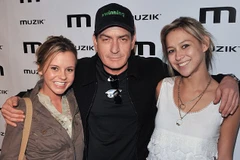 Choáng váng với cuộc sống trác táng của ngôi sao nhiễm HIV