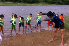 Tám học sinh rủ nhau tắm hồ, một em gái chết đuối thương tâm