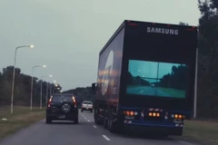 [Video] Xe an toàn gắn màn hình cho phép xe sau dễ dàng vượt trái