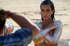 Kim Kardashian khỏa thân trên sa mạc, không sợ paparazzi