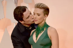 Ảnh Travolta hôn trộm Scarlett Johansson gây sốt trên mạng