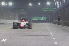 Vettel phát hoảng vì người đàn ông đi bộ trong đường đua