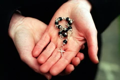 Italy: Nữ tu bất ngờ sinh con sau khi tưởng bị đau dạ dày