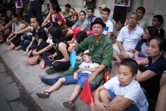 Câu chuyện cảm động về những người thức đêm chờ diễu binh