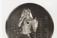 Miley Cyrus để ngực trần hóa thân "cô gái hippie nhơ nhuốc"