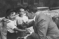 Cậu bé thượng đẳng trong ảnh tuyên truyền của Phátxít kể về Hitler