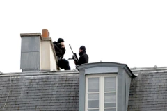 Pháp bắt được cả bệ phóng rocket khi tấn công nhà nghi can