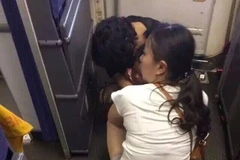 Đôi vợ chồng Trung Quốc cho con đại tiện ngay trên khoang máy bay