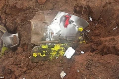 Vật thể bí ẩn rơi từ trên trời để lại miệng hố rộng 6 mét ở Australia