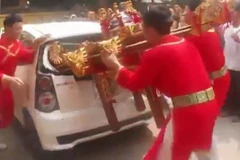 Chuyện mạng tuần qua: Từ đám rước kiệu đến cô người mẫu