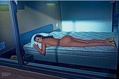 Kim Kardashian gây sốt với bức ảnh "không mặc gì ngoài Prada"