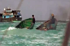 Cận cảnh ngư dân Trung Quốc tàn phá rạn san hô ở Biển Đông