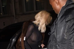 Kim Kardashian lại để lộ phần nhạy cảm nhất của bầu ngực