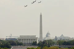 Máy bay ném bom bay trên bầu trời Washington kỷ niệm Ngày Chiến thắng