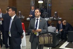 Sốc với người đàn ông bí ẩn đứng nghe lỏm Obama-Putin hội đàm