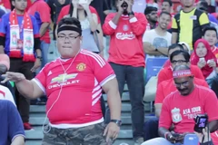 Fan M.U nhảy múa điên cuồng giữa đám đông CĐV Liverpool