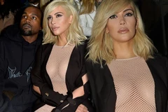 Kim Kardashian đến Paris với mái tóc vàng hoe và lộ ngực trần