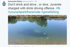 Cảnh sát đăng ảnh xe ôtô chìm dưới sông giễu người vi phạm