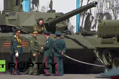 Siêu tăng T14 Armata của Nga "tuột xích" lúc đang tập dượt