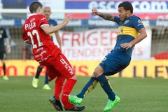 [Video] Tevez phạm lỗi kinh hoàng, đạp gãy chân đối thủ