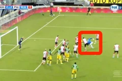 [Video] Thủ môn đánh gót ghi bàn còn đẹp hơn cả Ibrahimovic