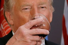 Tổng thống Mỹ Donald Trump không uống rượu, chỉ thích Coca?