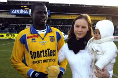 Thất nghiệp, ngủ sàn nhà, cựu sao Arsenal Eboue từng nghĩ đến tự sát