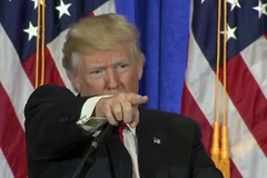 Video Tổng thống đắc cử Mỹ Trump chỉ tay mắng phóng viên CNN