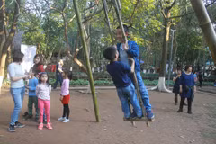 Nhiều trò chơi dân gian vùng Tây Bắc được người dân thủ đô hào hứng tham gia. (Ảnh: Quỳnh Chi/Vietnam+)