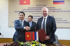 Bộ trưởng Trần Tuấn Anh và Đại sứ đặc mệnh toàn quyền Liên bang Nga tại Việt Nam ký thỏa thuận hợp tác. (Ảnh: Đức Duy/Vietnam+)