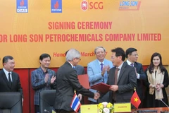 Lãnh đạo PVN và SCG ký kết các văn kiện quan trọng của Công ty hóa dầu Long Sơn. (Ảnh: Đức Duy/Vietnam+)