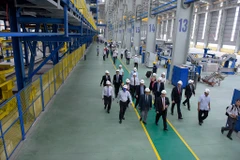 Lãnh đạo tỉnh Bình Định tặng hoa chúc mừng Tập đoàn Hoa Sen. (Ảnh: Ban tổ chức)