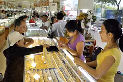 Khách hàng đang giao dịch vàng. (Ảnh: TTXVN)