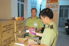 Cán bộ Đội Quản lý thị trường số 5 đang kiểm đếm pháo hoa điện nhập lậu vừa thu giữ trên địa bàn. (Ảnh: Đức Duy/Vietnam+)
