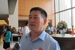 Ông Hồ Đức Phớc, Tổng Kiểm toán Nhà nước đang trao đổi bên lề Quốc hội. (Ảnh: Đức Duy/Vietnam+)