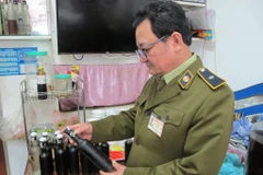 Lực lượng Quản lý thị trường kiểm tra, thu giữ rượu không rõ nguồn gốc. (Ảnh: Đức Duy/Vietnam+)
