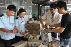 Kiểm tra hàng hóa xuất khẩu tại Chi cục Hải quan sân bay quốc tế Nội Bài. (Ảnh: TTXVN)