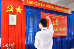 Bồi dưỡng đội ngũ đảng viên trẻ có trình độ cao là nhiệm vụ hàng đầu