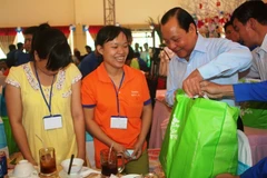 Lãnh đạo TP.HCM vui Tết cùng công nhân không về quê đón Tết