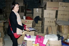 Bắt khẩn cấp đối tượng người Trung Quốc buôn lậu, sản xuất hàng giả