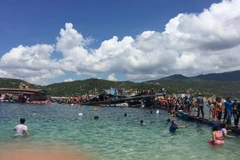 Một nhà nổi ở vịnh Vĩnh Hy, Ninh Thuận bất ngờ bị sập do lượng khách quá tải. (Nguồn: CTV)