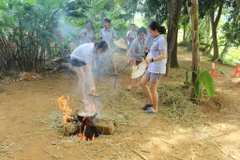 Đoàn thanh niên giao lưu Việt-Thái thử sức nấu cơm với nhiên liệu là rơm rạ. (Ảnh: CTV)