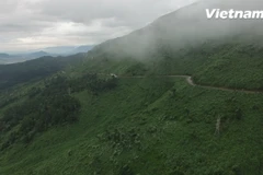 Khung cảnh núi non hùng vĩ tại đệ nhất hùng quan Hải Vân. (Ảnh: Tùng Lâm/Vietnam+)