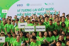 Hơn 1.000 tình nguyện viên tham gia dọn vệ sinh quanh khu vực hồ Bảy Mẫu. (Ảnh: Hùng Võ/Vietnam+)