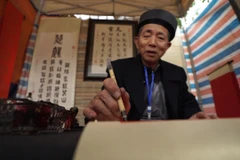 Hội chữ Xuân có sự tham gia của hơn 100 "ông đồ" viết thư pháp theo các thể loại chữ.