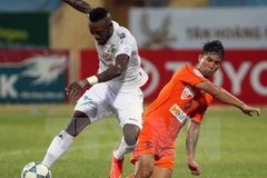 QNK Quảng Nam (áo trắng) quyết tâm đạt thứ hạng cao hơn nữa trong mùa giải mới. (Ảnh: Quốc Khánh/TTXVN)