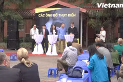 Khai mạc triển lãm ảnh “những ông bố Thụy Điển”. (Ảnh: Tùng Lâm/Vietnam+)