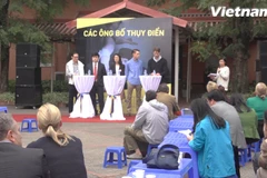 Khai mạc triển lãm ảnh “những ông bố Thụy Điển”. (Ảnh: Tùng Lâm/Vietnam+)