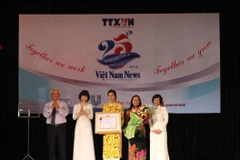 Đồng chí Uông Chu Lưu – Phó chủ tịch Quốc hội trao Huân chương Độc lập Hạng Ba cho tập thể báo Việt Nam News. (Ảnh: Doãn Đức/Vietnam+)